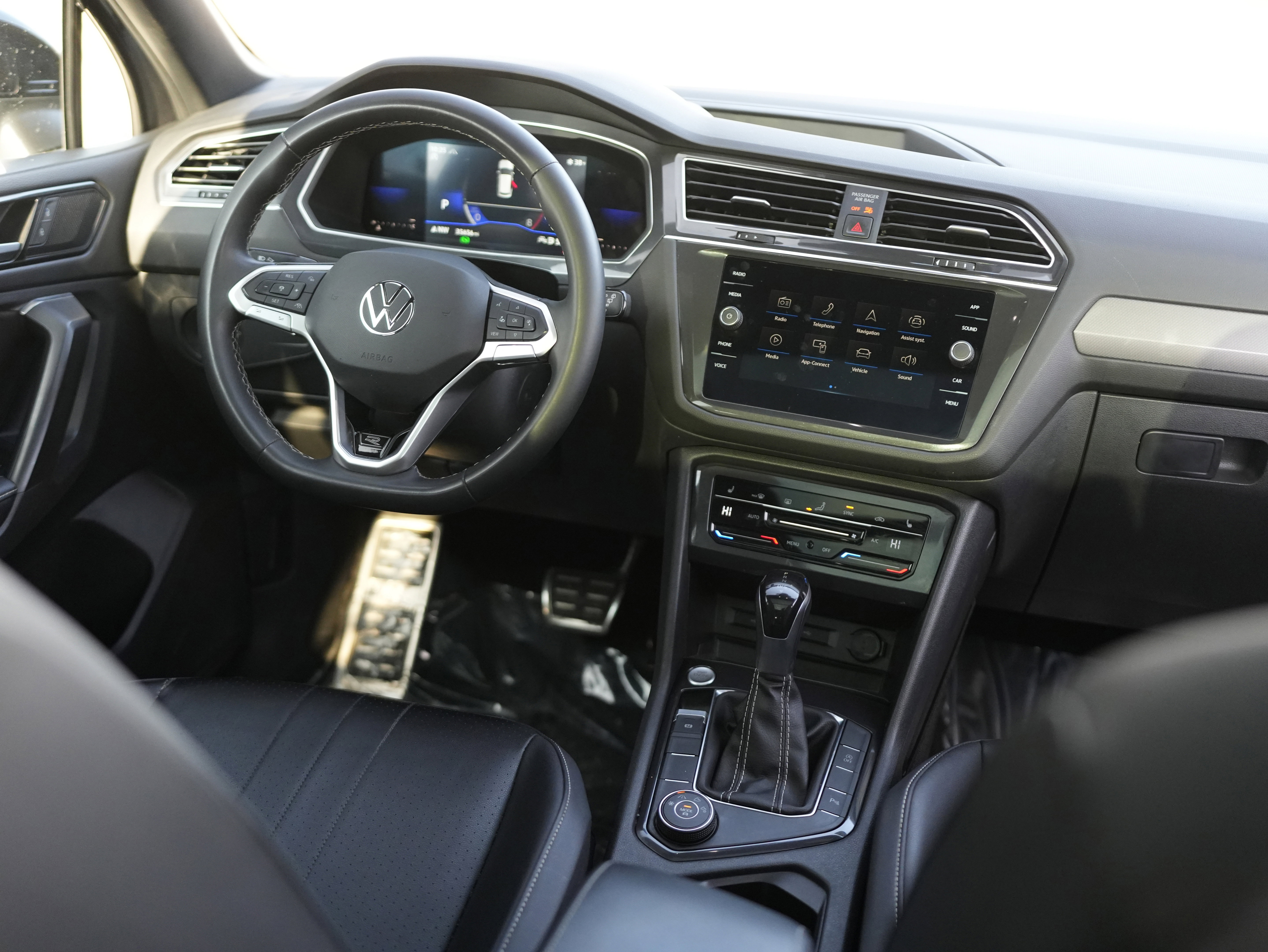 Used 2023 Volkswagen Tiguan SE R-Line image 27