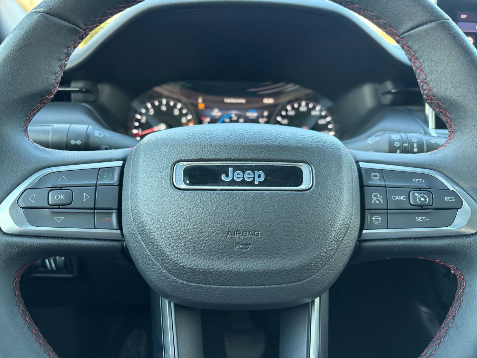 Used 2025 Jeep Compass Trailhawk image 27