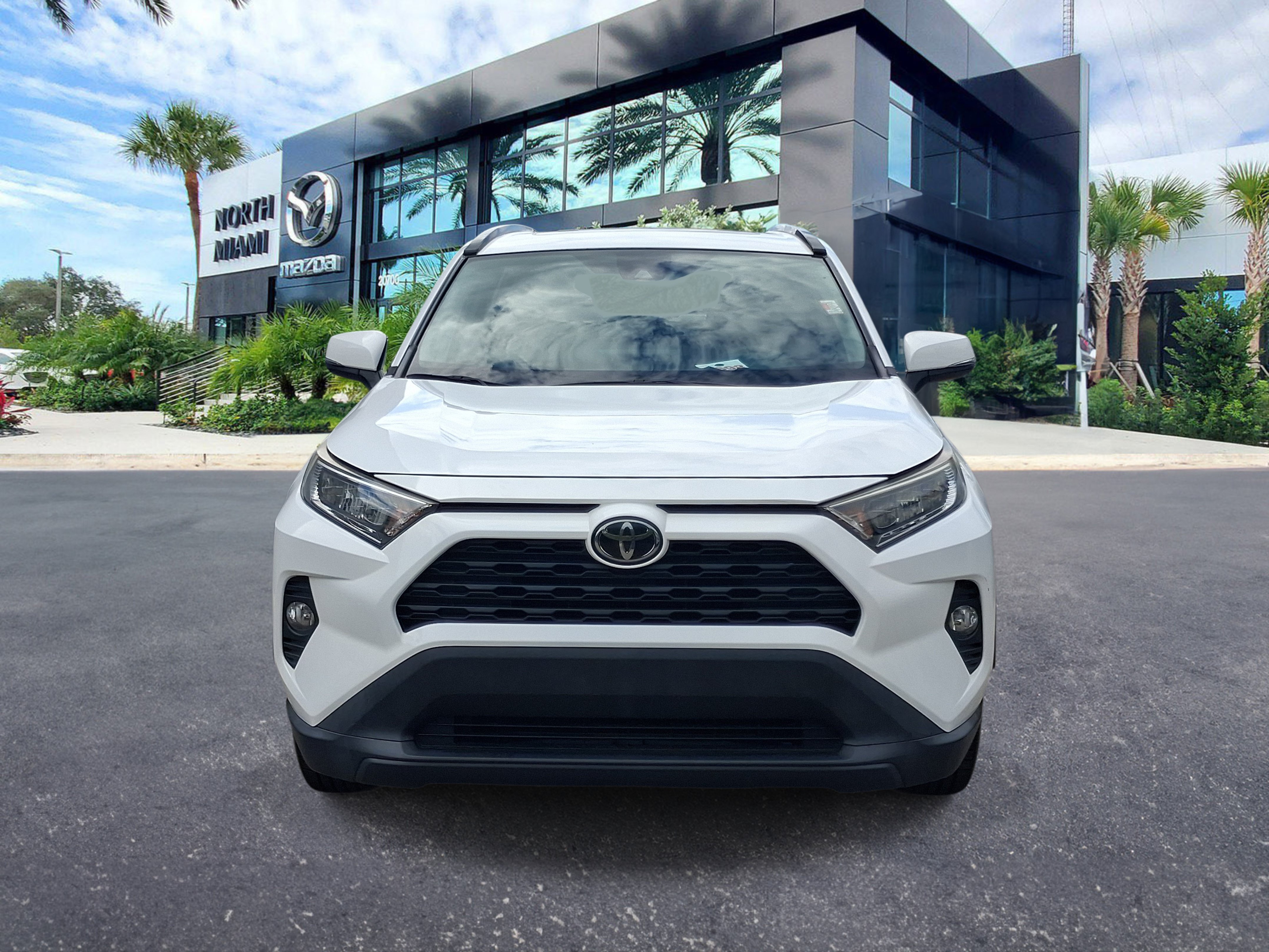 Used 2019 Toyota RAV4 XLE w/ Convenience Package FWD image 2