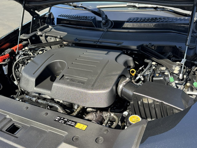 Used 2023 Land Rover Defender 130 X-Dynamic SE image 5