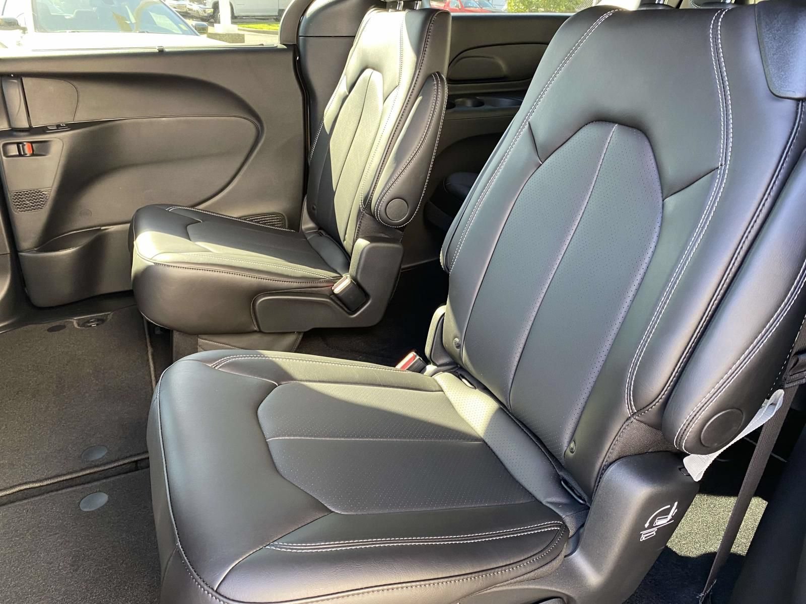 New 2027 Chrysler Pacifica Select FWD image 11