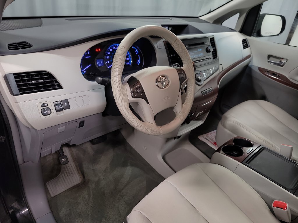 Used 2013 Toyota Sienna XLE FWD image 17