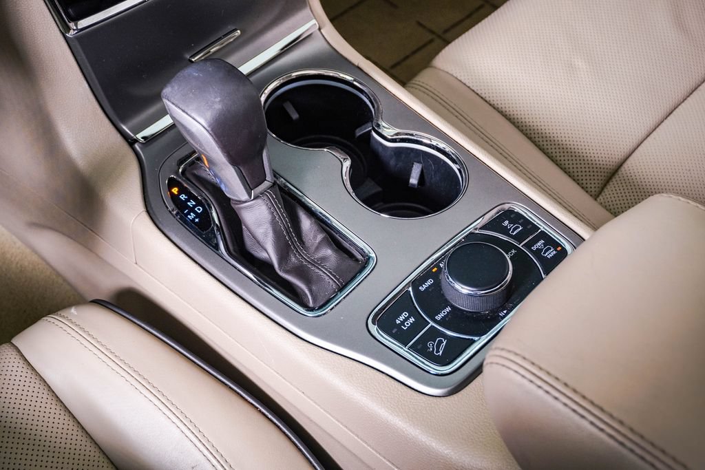Used 2019 Jeep Grand Cherokee Overland AWD/4WD image 25