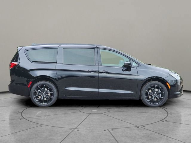 New 2027 Chrysler Pacifica Limited AWD/4WD image 13