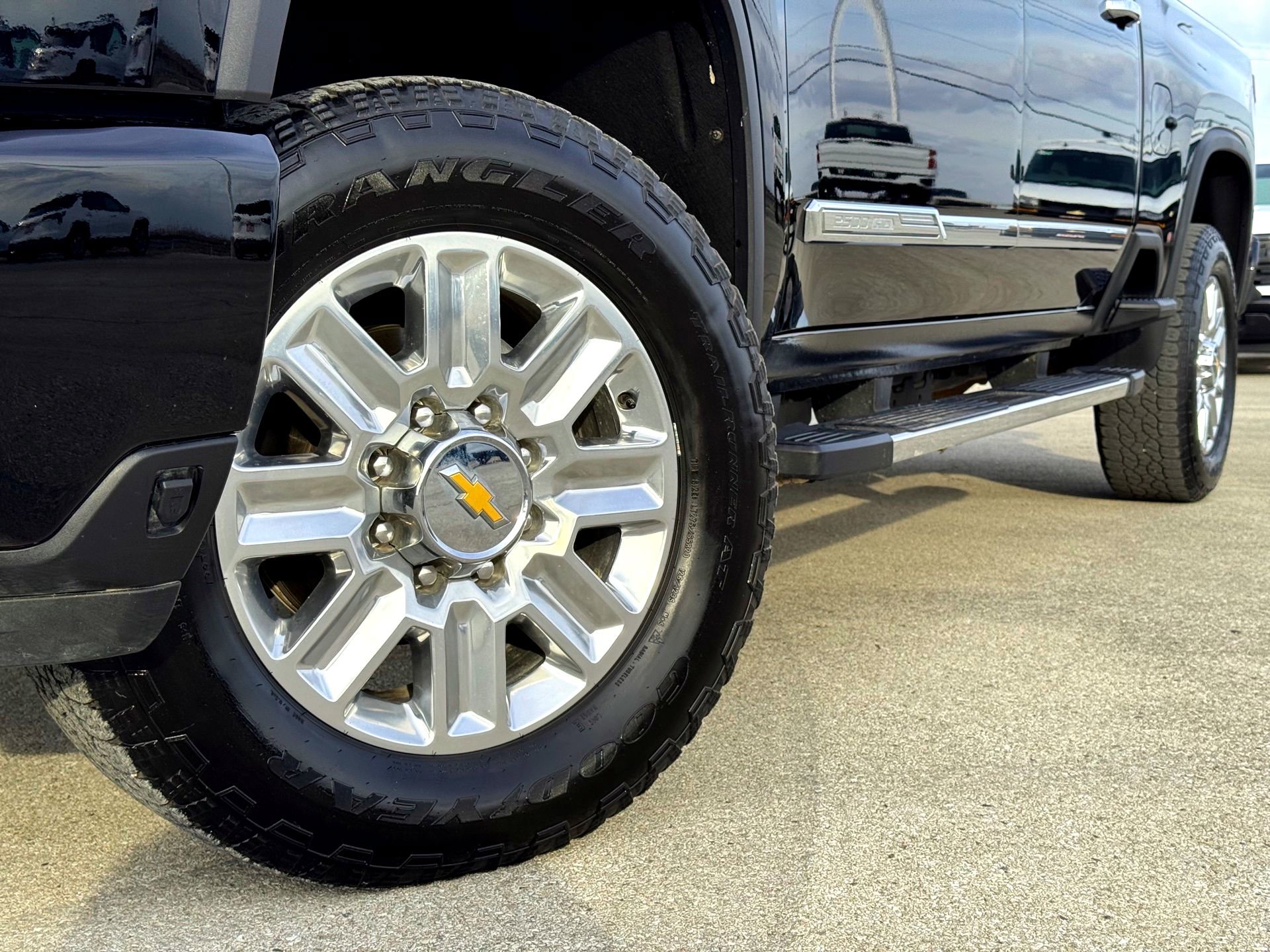 Used 2025 Chevrolet Silverado 2500 High Country w/ High Country Premium Package image 2