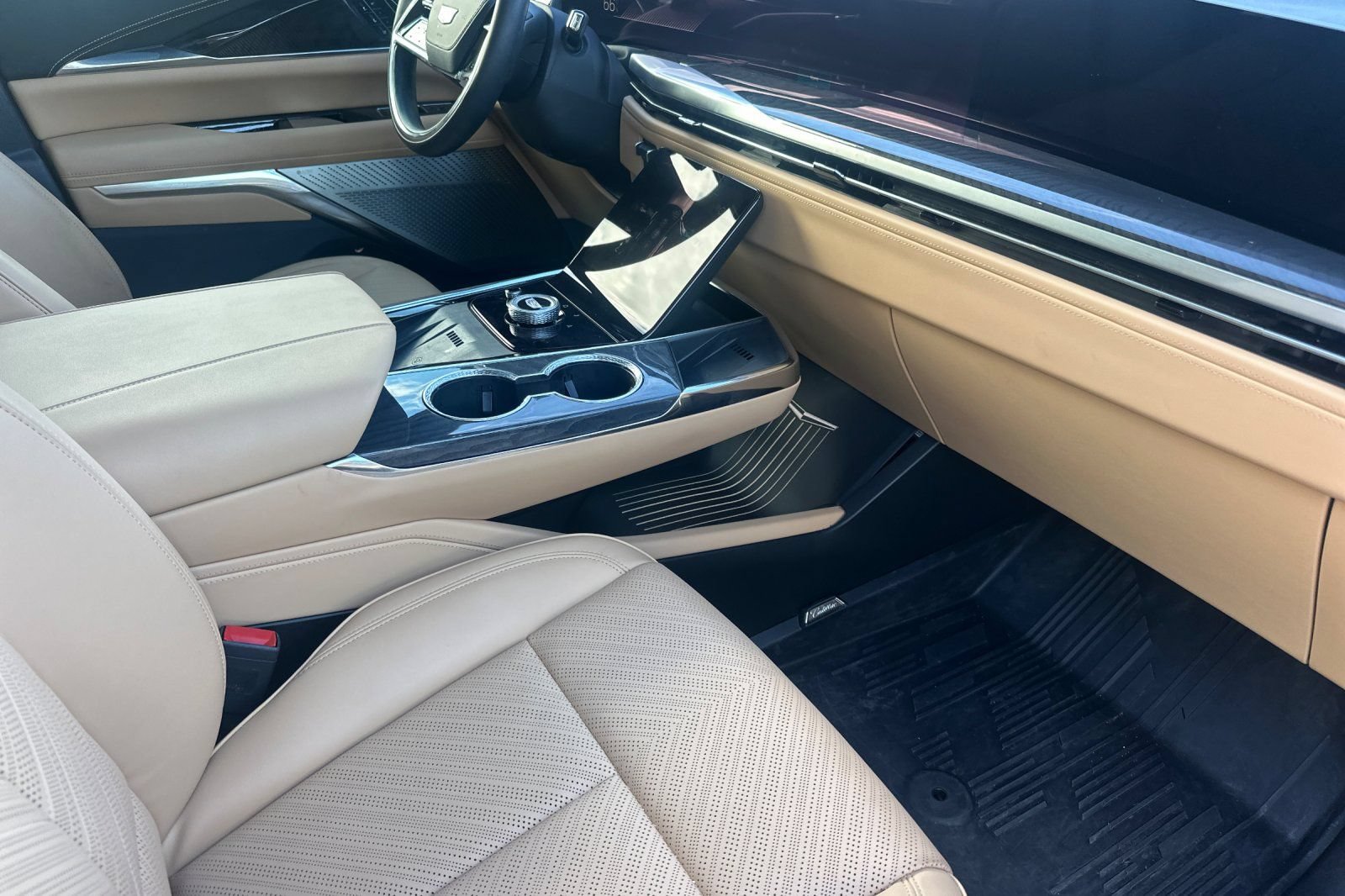 Certified 2026 Cadillac Escalade IQ Luxury 2 w/ LPO, Etrunk Organizer Package AWD/4WD image 20