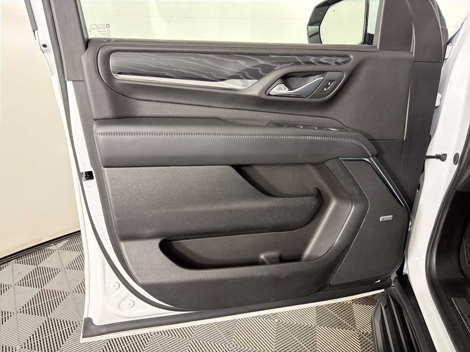 Used 2024 GMC Yukon XL Denali RWD image 8
