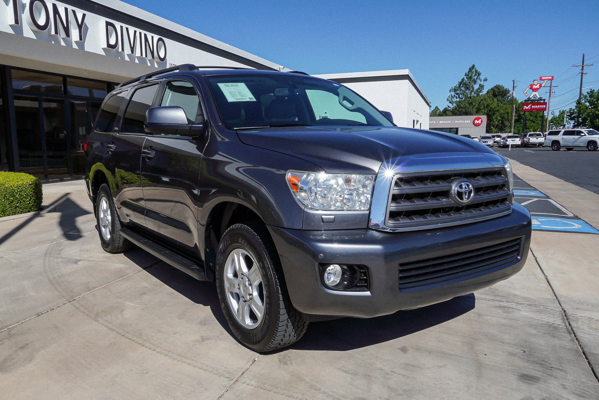 Used 2016 Toyota Sequoia SR5 w/ Premium Package AWD/4WD image 2