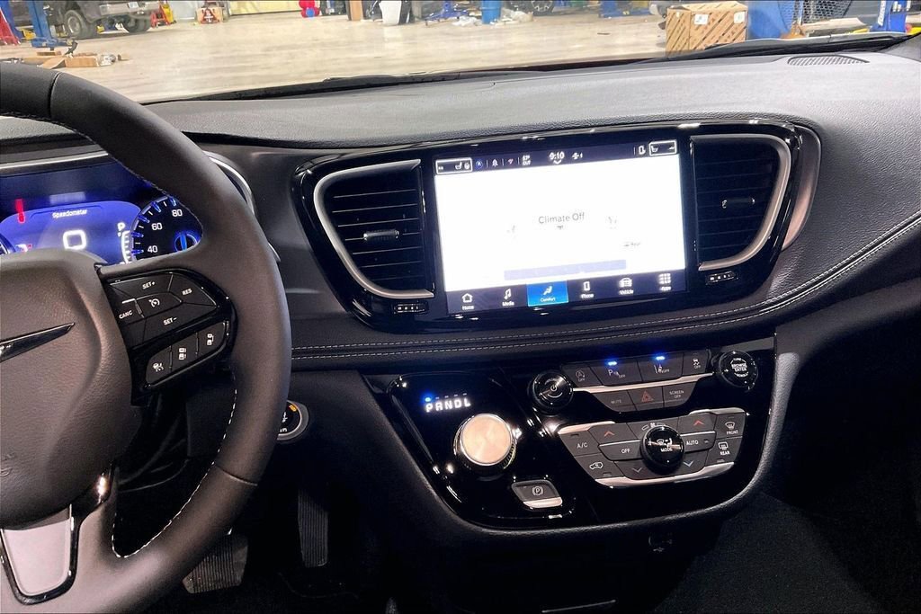 New 2026 Chrysler Pacifica Select image 7