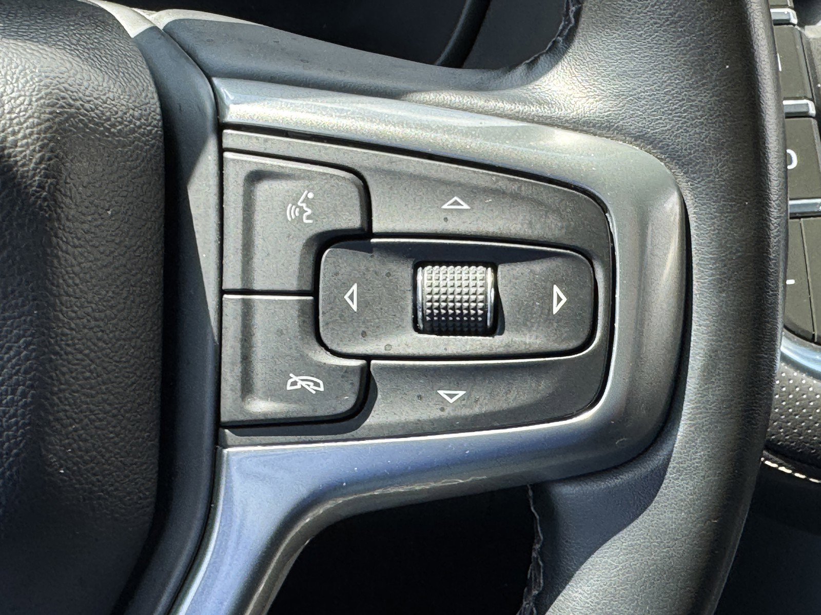 Used 2023 Chevrolet Suburban Premier image 23