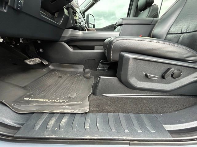 Used 2025 Ford F350 Lariat w/ Black Appearance Package image 35