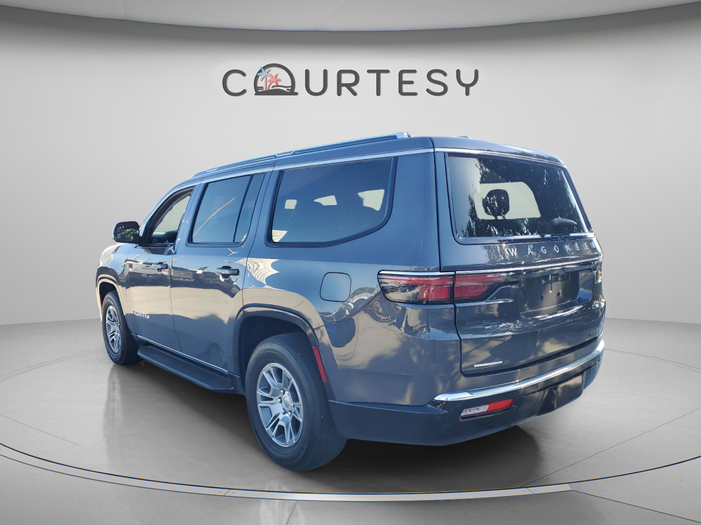 Used 2023 Jeep Wagoneer 4WD image 2