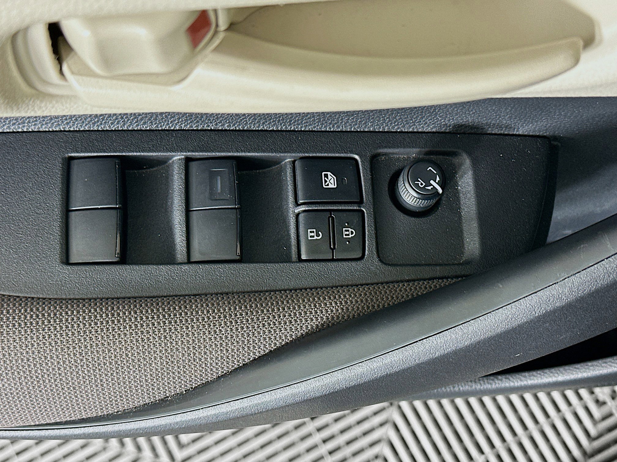 Used 2025 Toyota Corolla LE FWD image 15