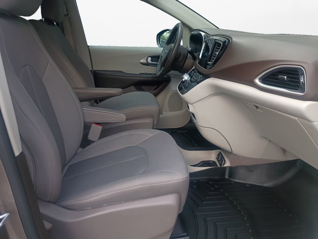 Used 2017 Chrysler Pacifica Touring image 24