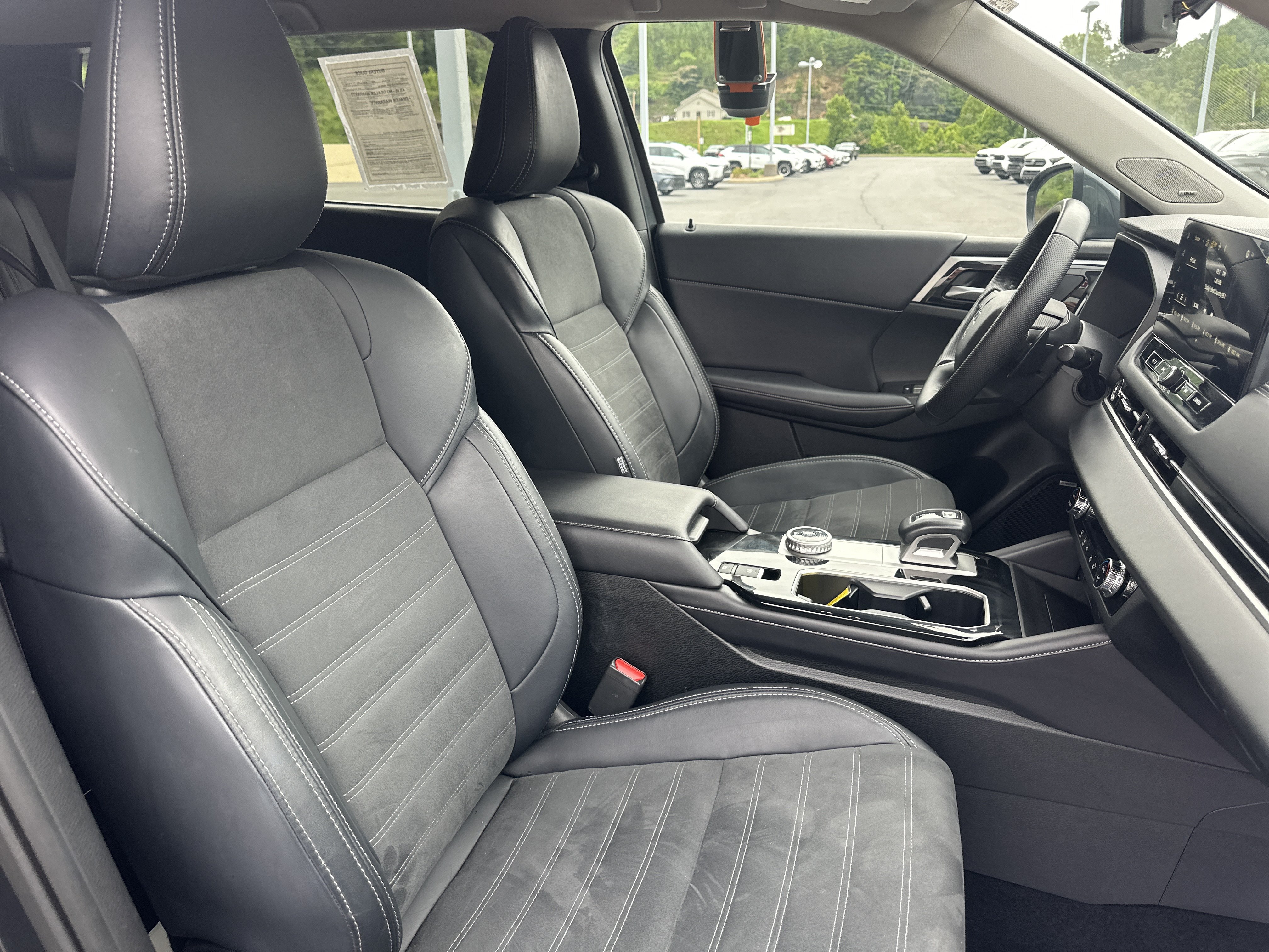 Used 2025 Mitsubishi Outlander SE AWD/4WD image 27