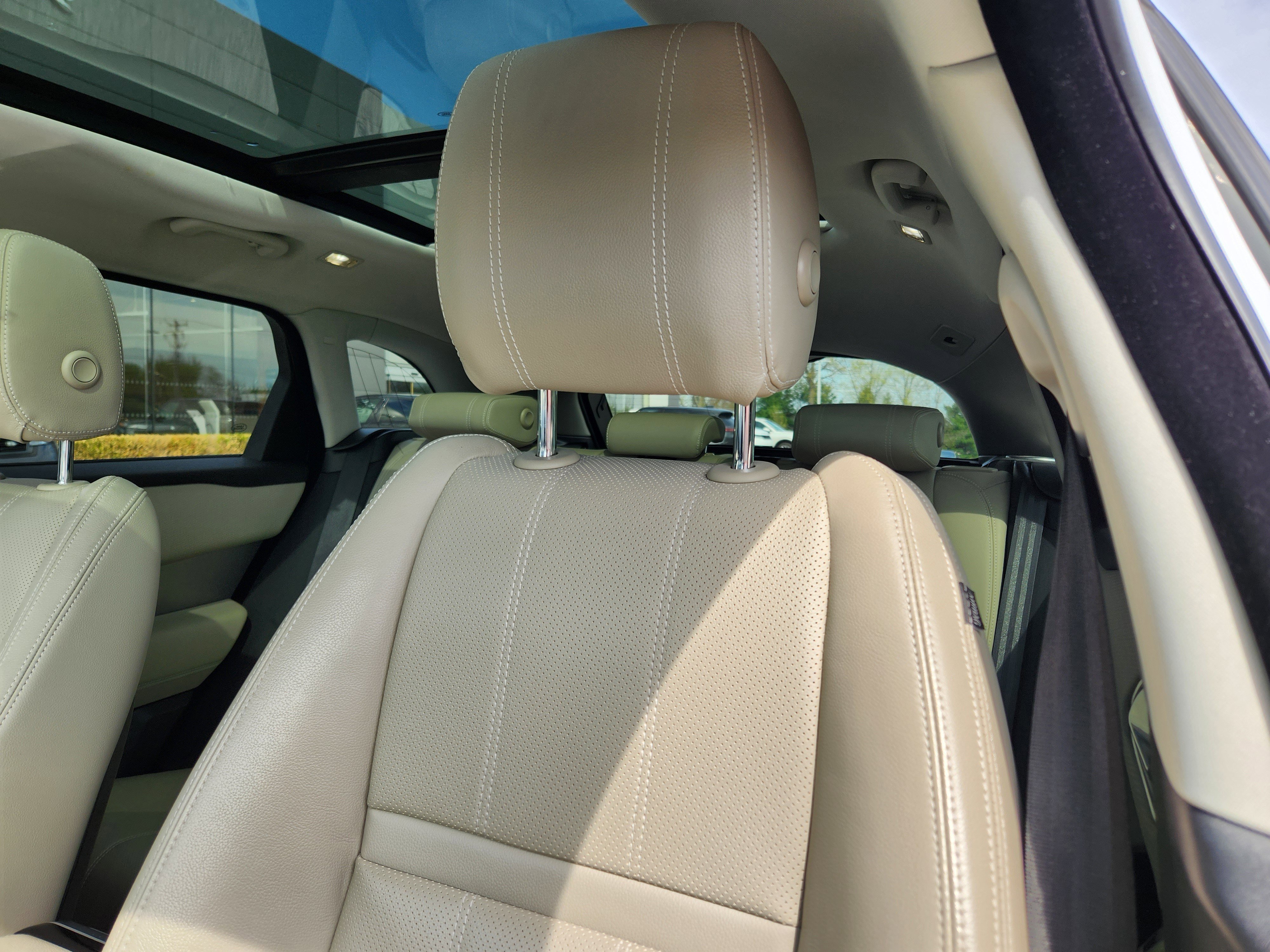 Used 2018 Land Rover Range Rover Velar R-Dynamic SE AWD/4WD image 11