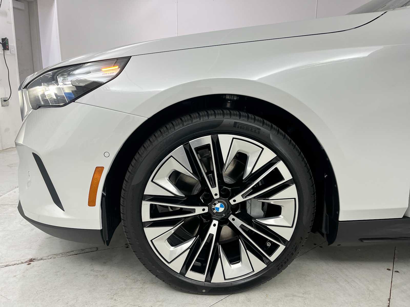 New 2027 BMW i5 xDrive40 AWD/4WD image 25