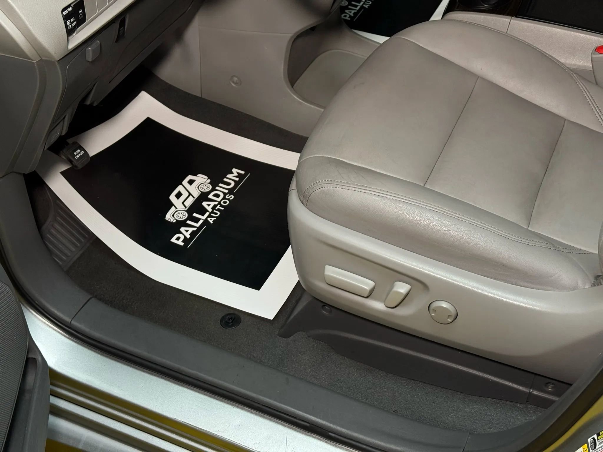 Used 2019 Toyota Sienna XLE FWD image 35