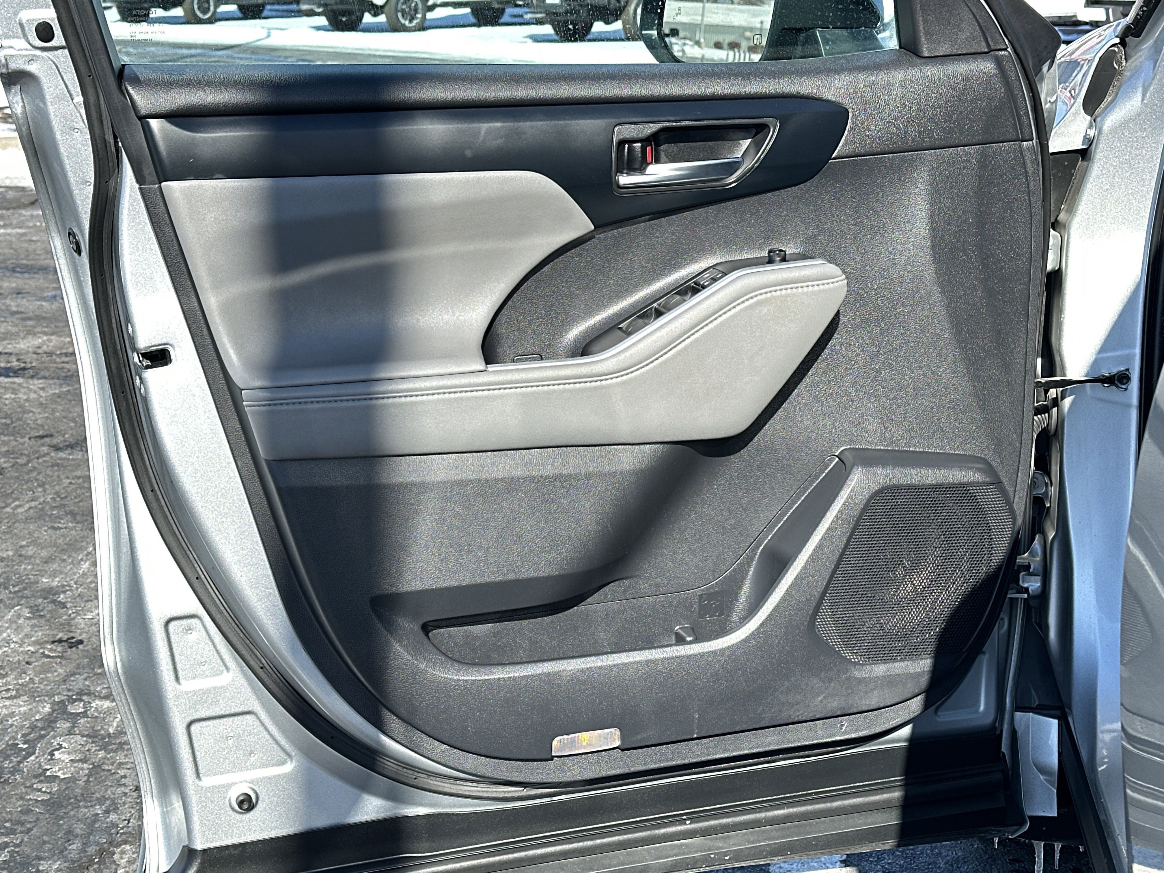 Used 2022 Toyota Highlander XLE image 14