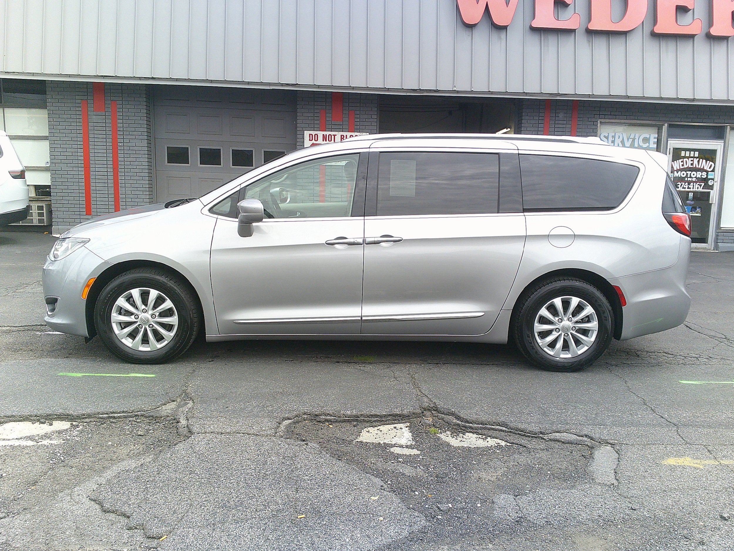 Used 2018 Chrysler Pacifica Touring-L FWD image 10