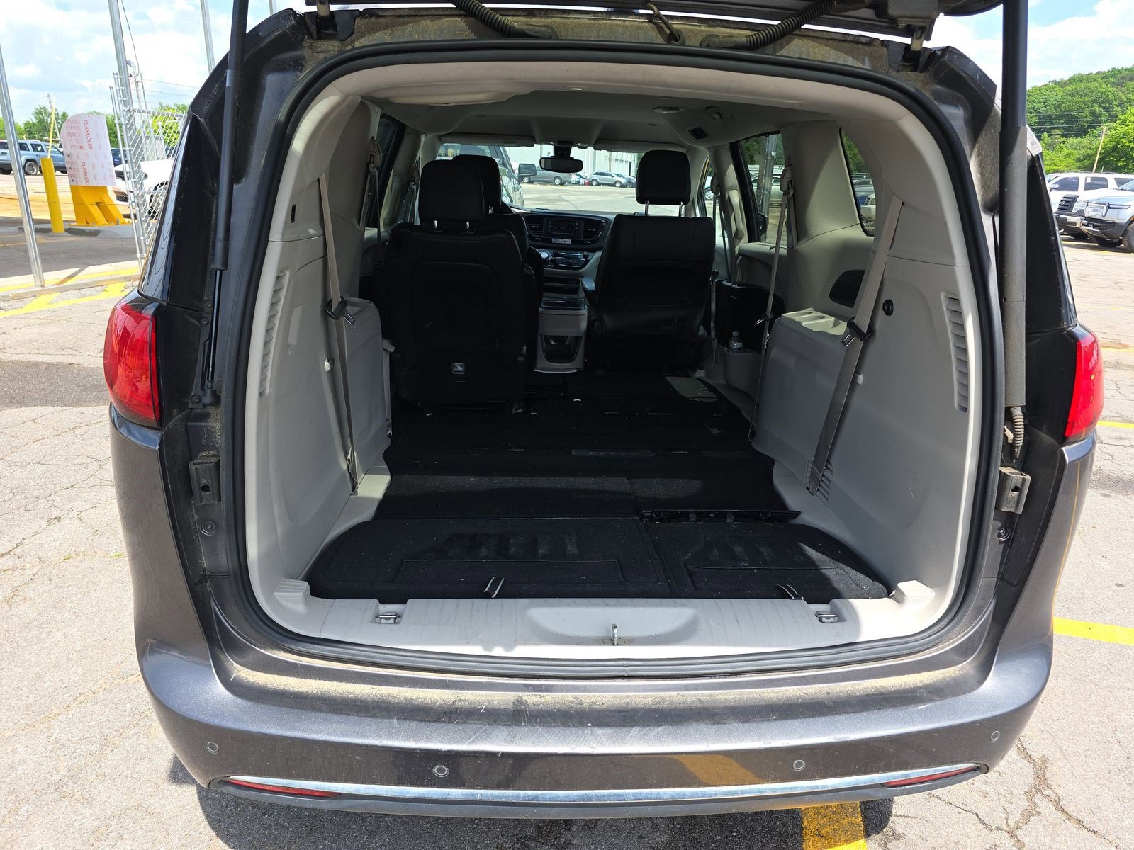 Used 2017 Chrysler Pacifica Touring-L FWD image 13