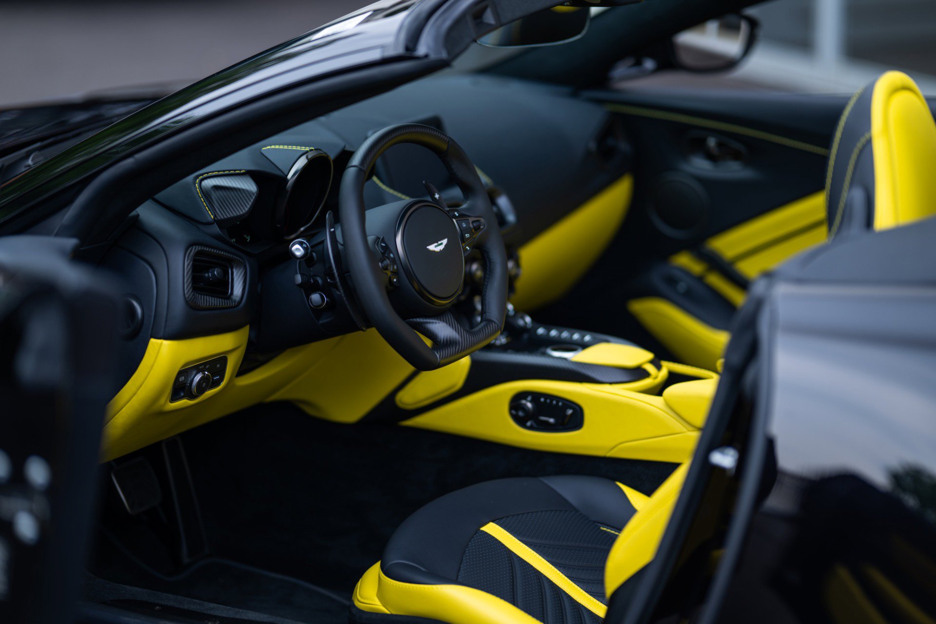 Used 2023 Aston Martin V12 Vantage Roadster image 44