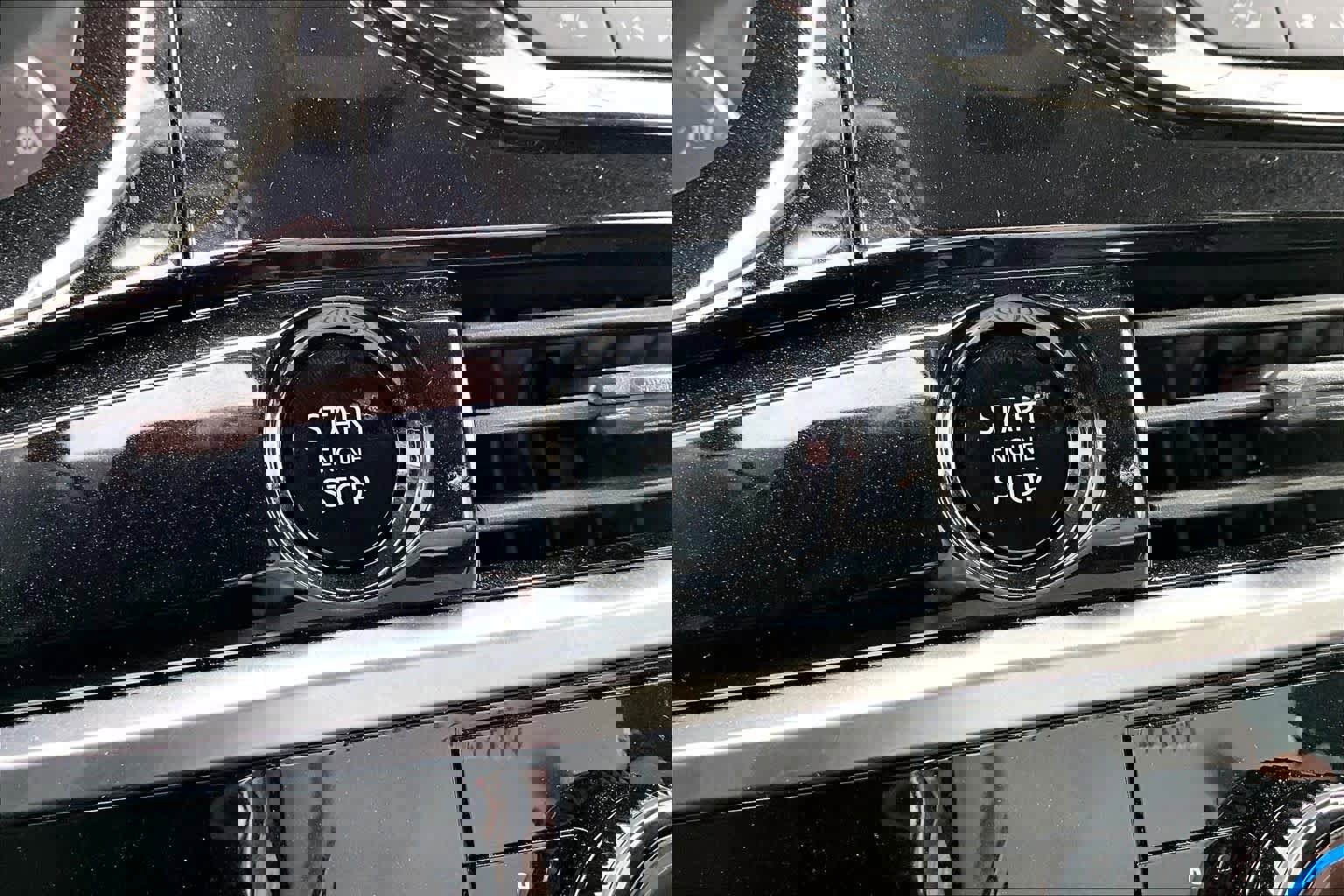 Used 2025 Nissan Pathfinder SV image 30