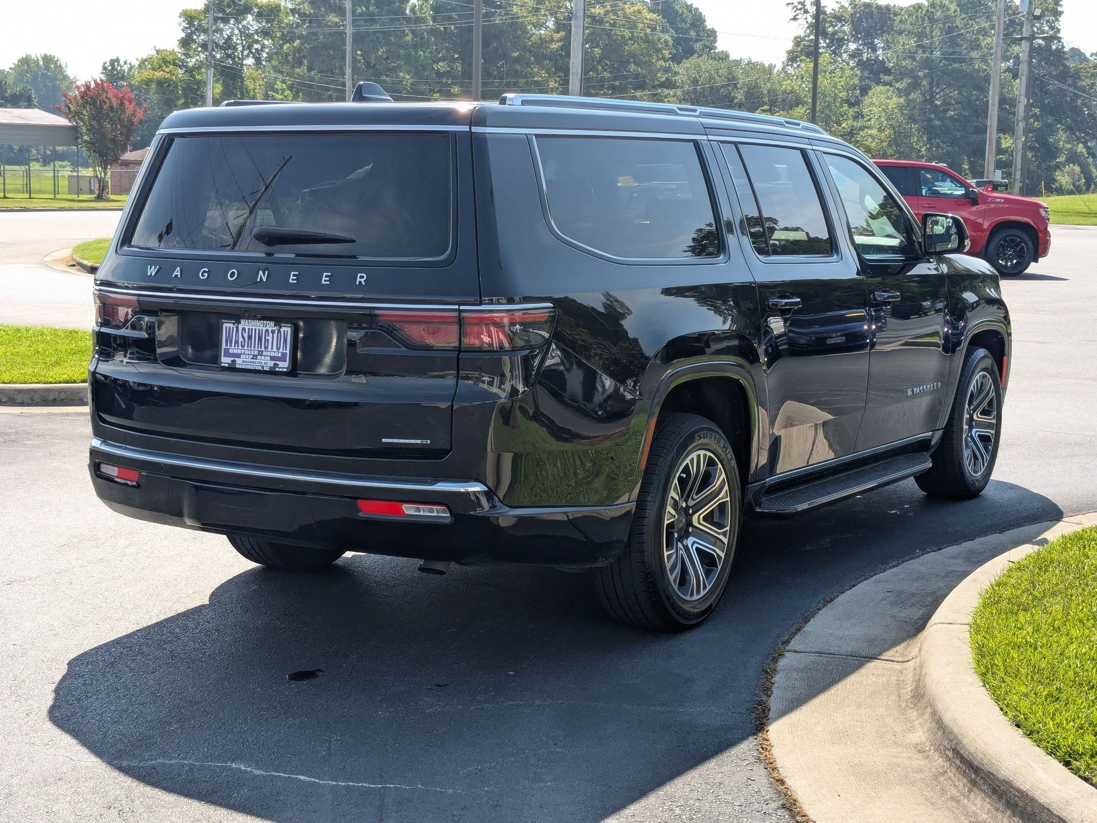 Used 2024 Jeep Wagoneer L Series II RWD image 5