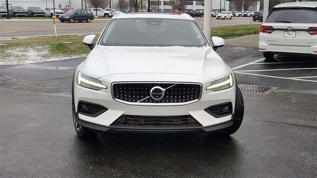 Certified 2025 Volvo V60 B5 Cross Country Plus image 29