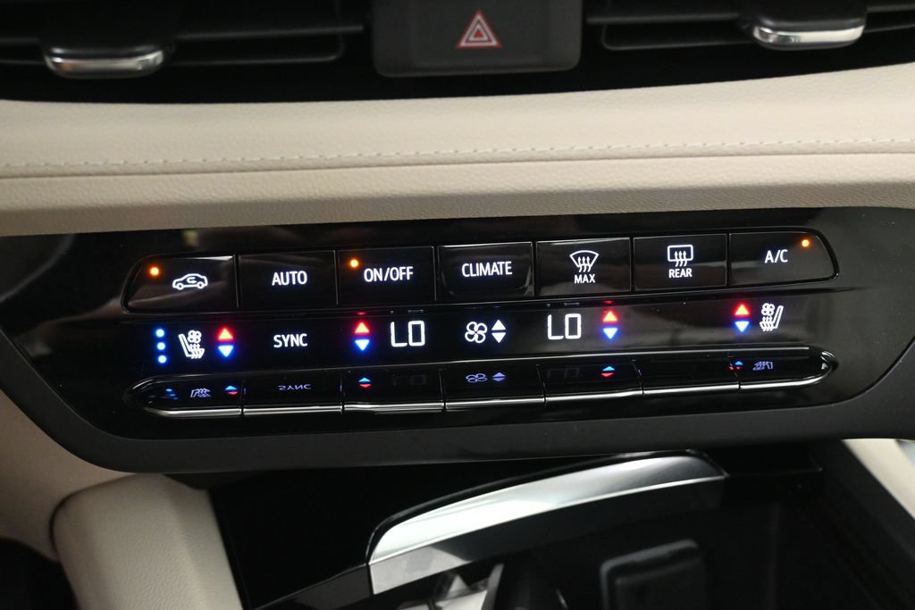Used 2023 Buick Envision Avenir AWD/4WD image 18