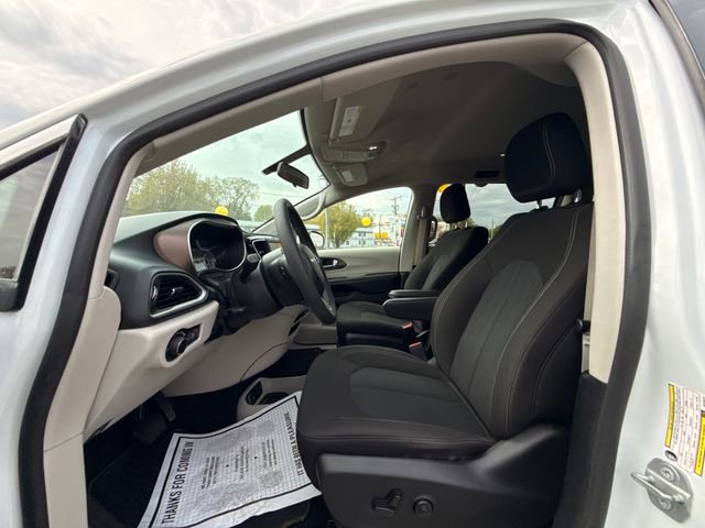 Used 2022 Chrysler Voyager LX FWD image 22