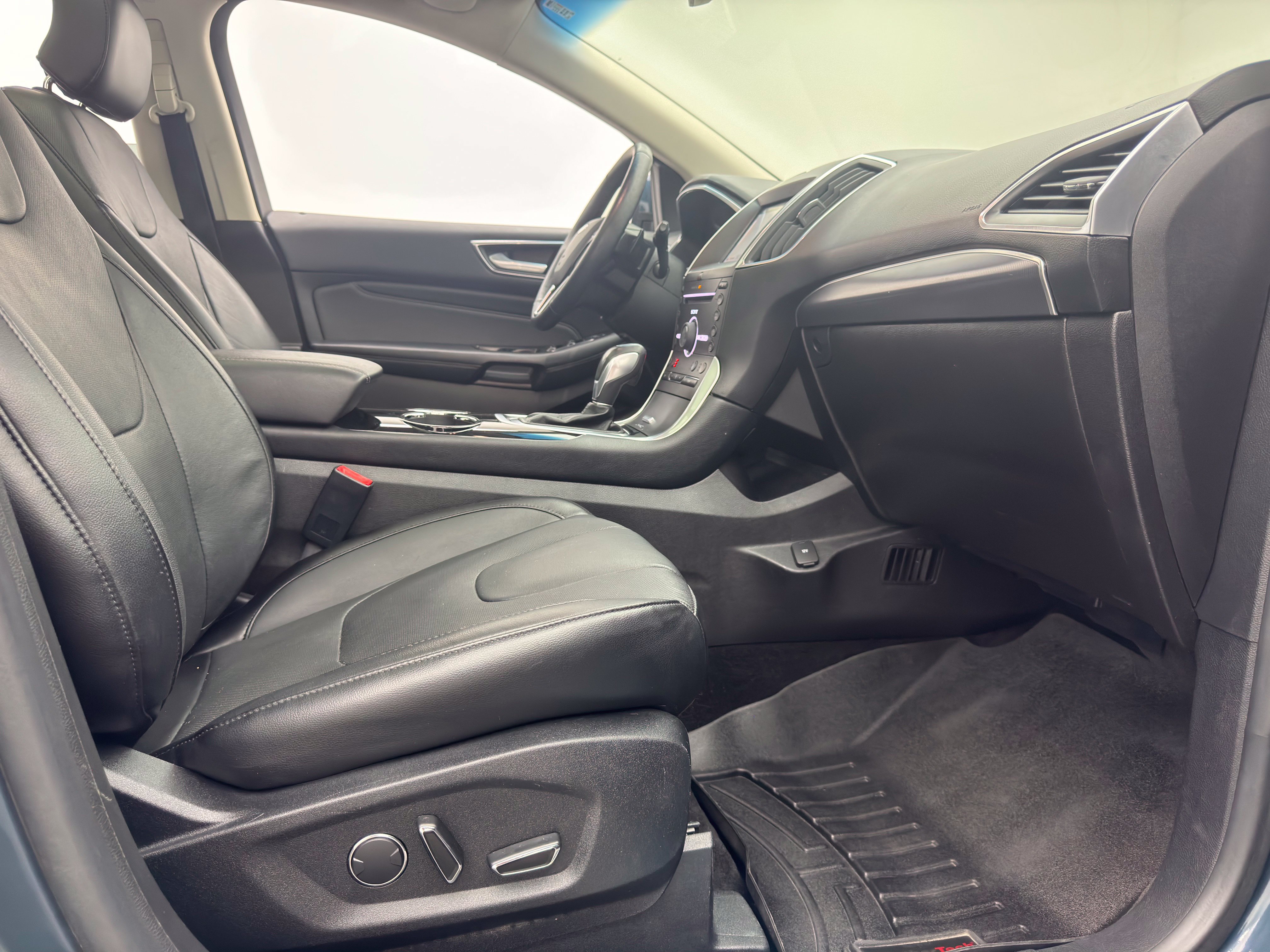 Used 2016 Ford Edge Titanium w/ Equipment Group 301A AWD/4WD image 32