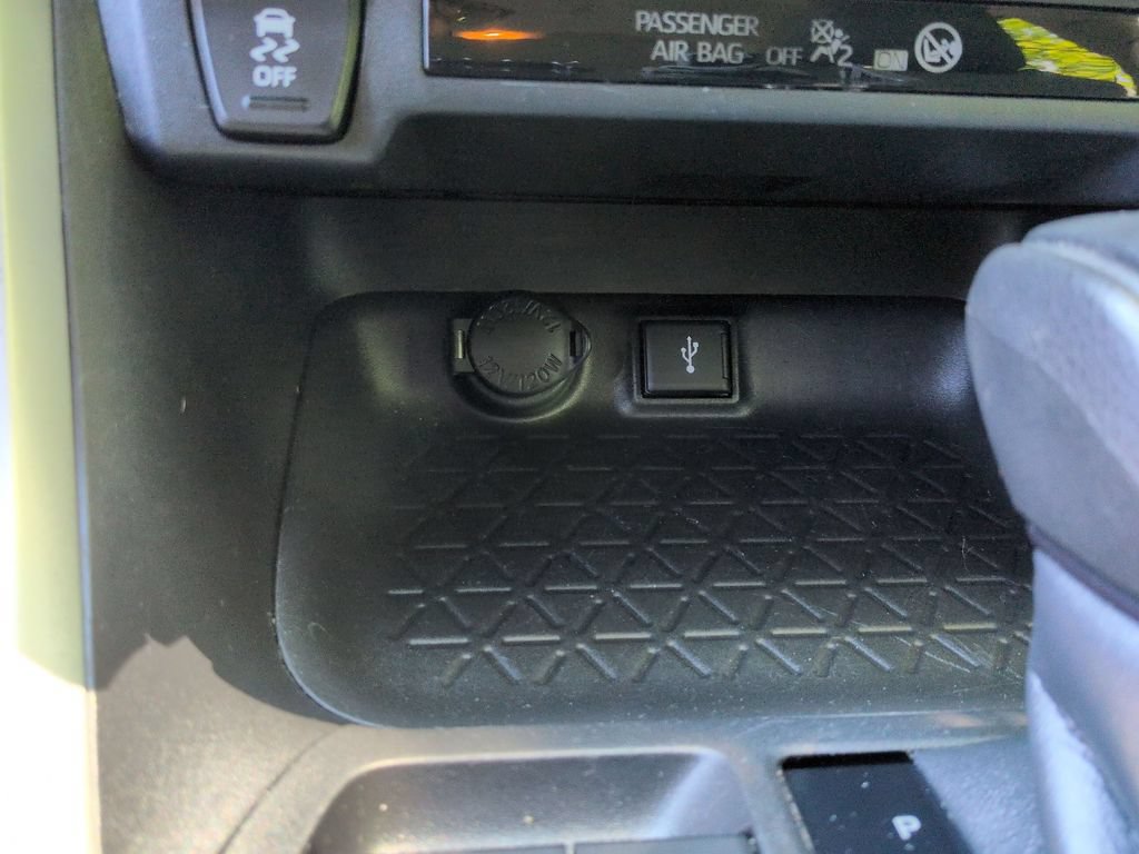 Used 2020 Toyota RAV4 XLE w/ Convenience Package AWD/4WD image 21
