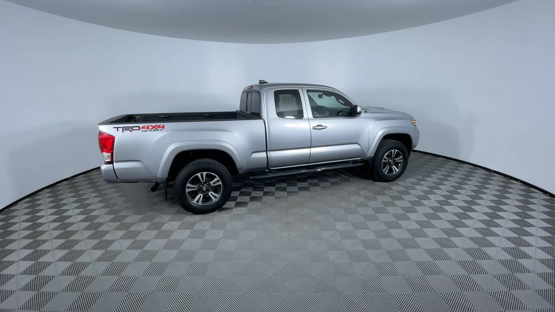Used 2018 Toyota Tacoma TRD Sport AWD/4WD image 9