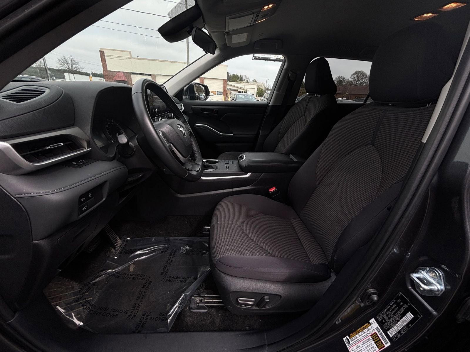 Used 2025 Toyota Highlander LE image 28