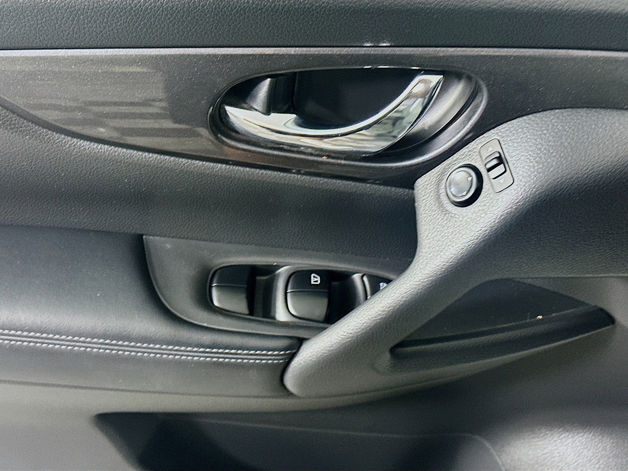 Used 2017 Nissan Rogue SV image 15