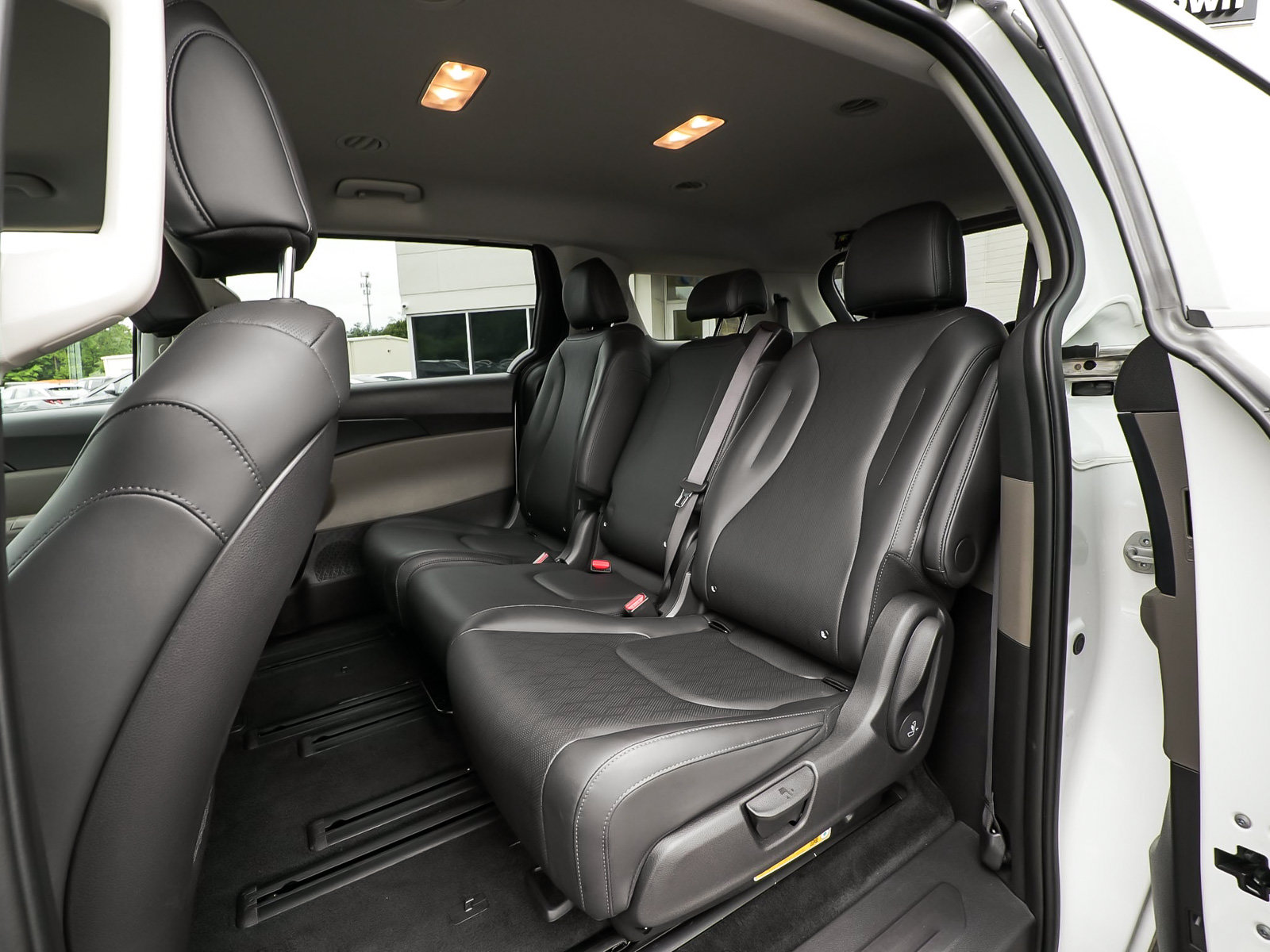 Used 2026 Kia Carnival LXS FWD image 37