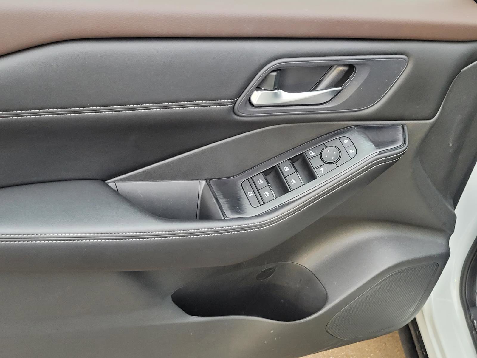 Used 2023 Nissan Rogue SV w/ SV Premium B Package FWD image 4