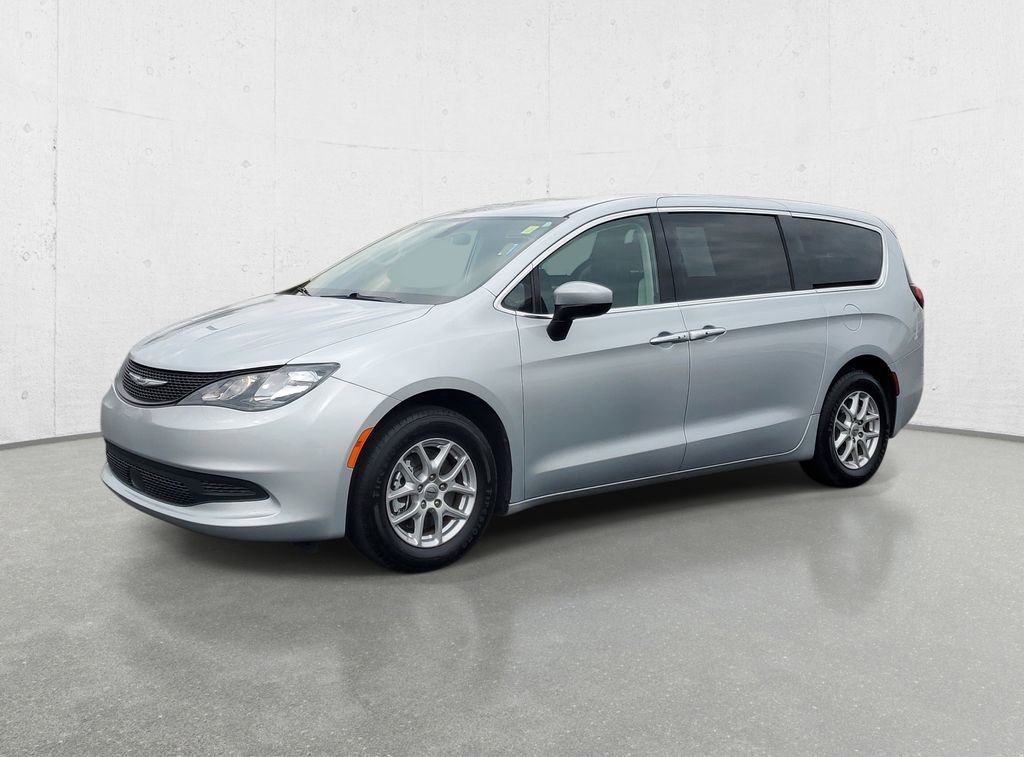 Used 2022 Chrysler Voyager LX image 4
