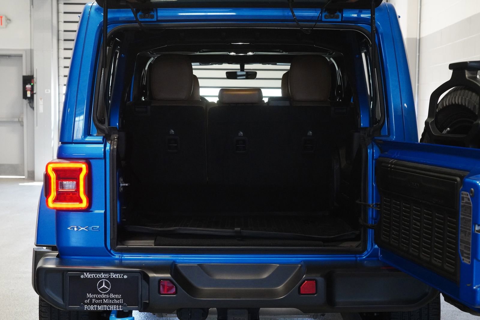 Used 2022 Jeep Wrangler Unlimited Sahara w/ Cold Weather Group image 31