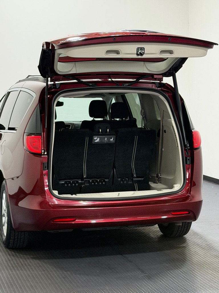 Used 2017 Chrysler Pacifica Touring FWD image 13