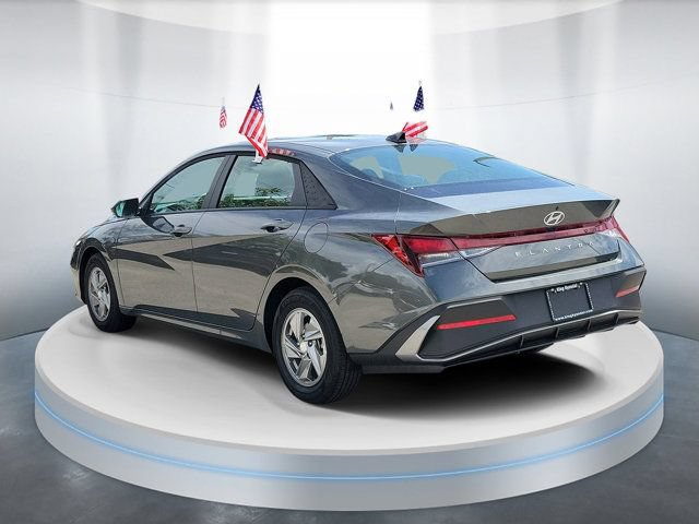 Certified 2026 Hyundai Elantra SE w/ Cargo Package FWD image 3