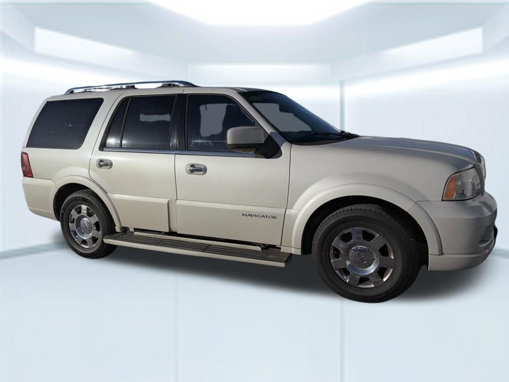Used 2005 Lincoln Navigator Luxury image 11