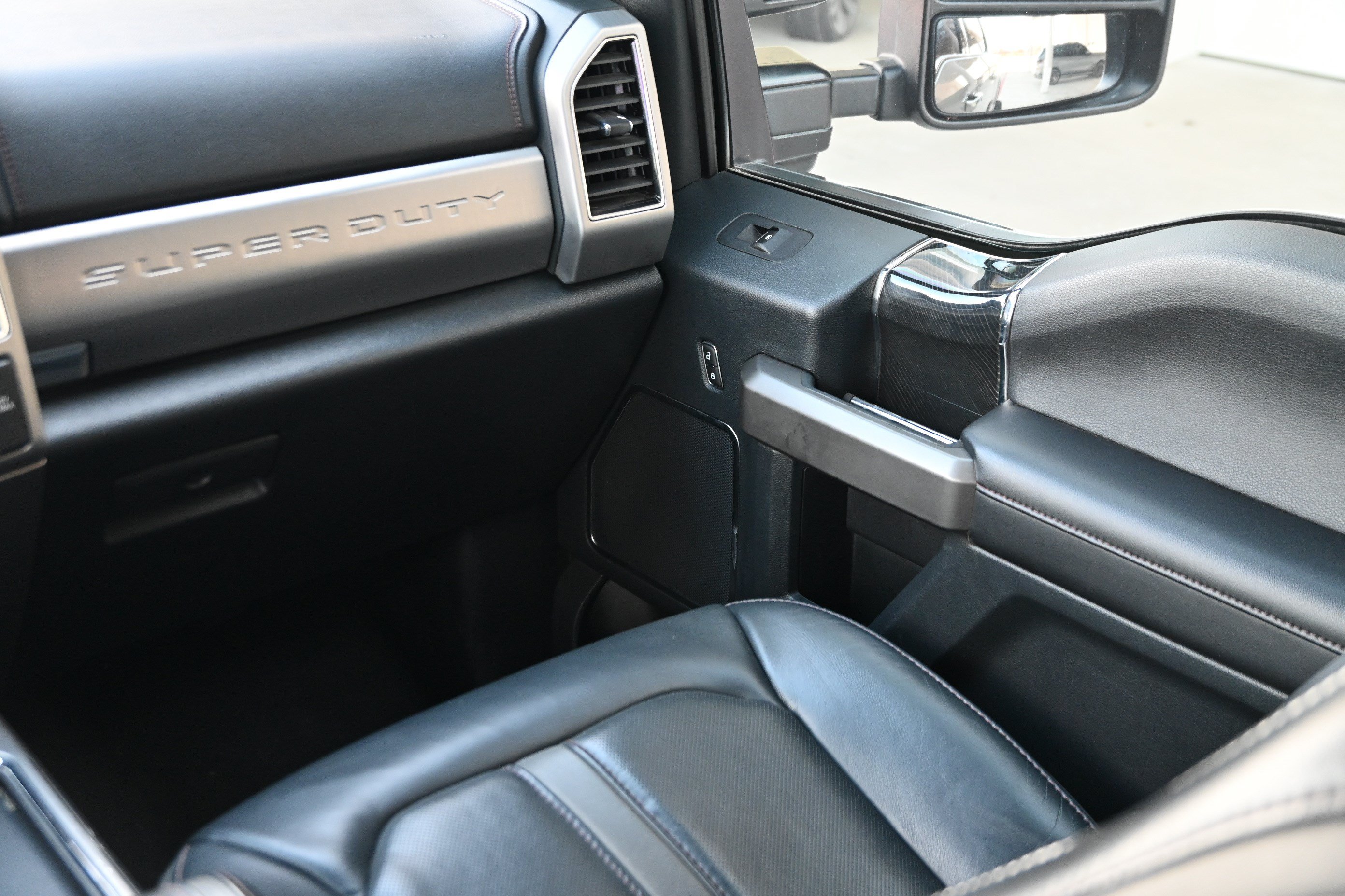 Used 2022 Ford F250 Platinum w/ FX4 Off-Road Package AWD/4WD image 30