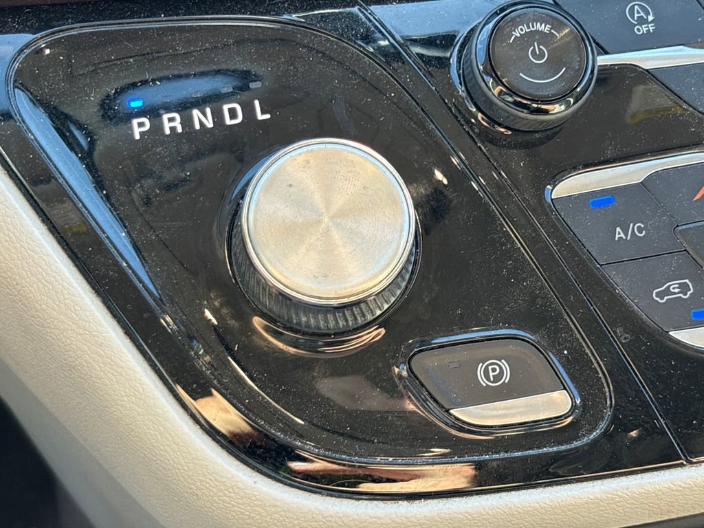 Used 2018 Chrysler Pacifica Touring-L FWD image 21