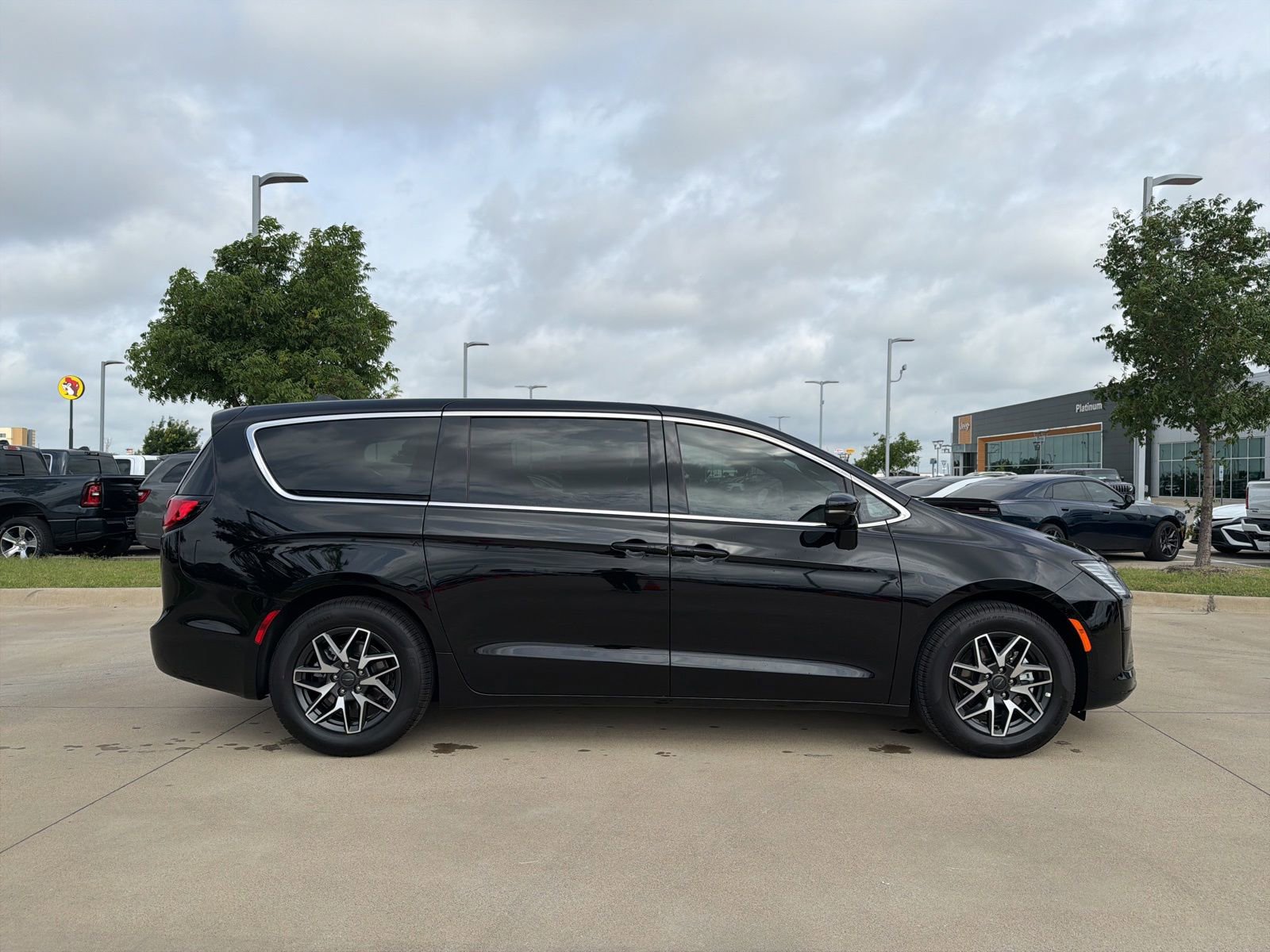 New 2027 Chrysler Pacifica Limited FWD image 7