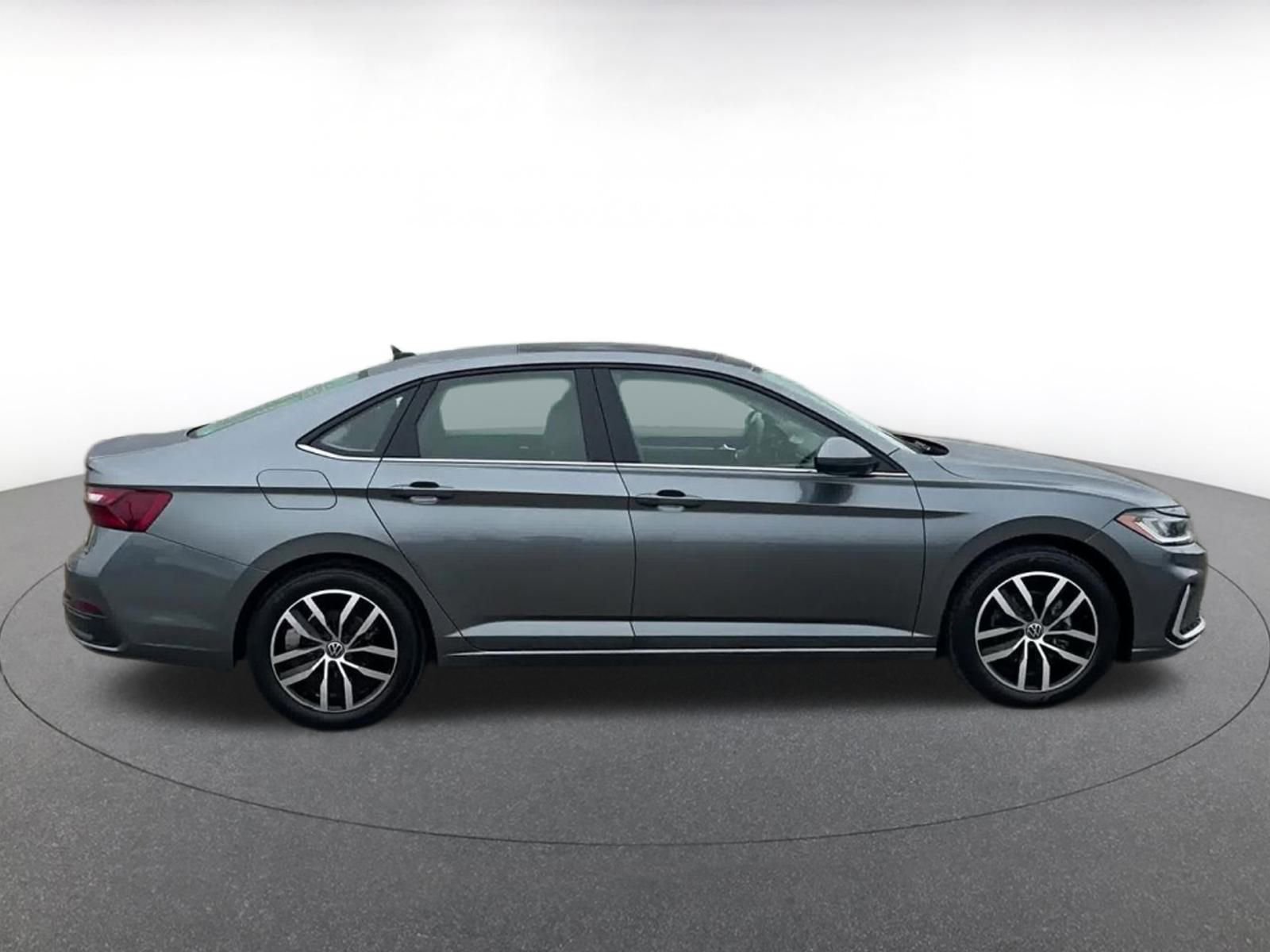 Used 2025 Volkswagen Jetta SE image 16