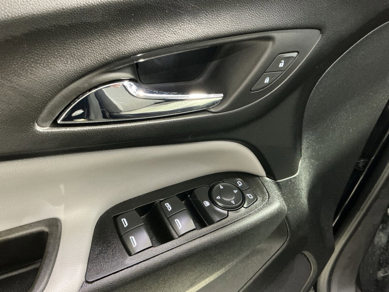 Used 2023 Chevrolet Equinox LS w/ LS Convenience Package image 23