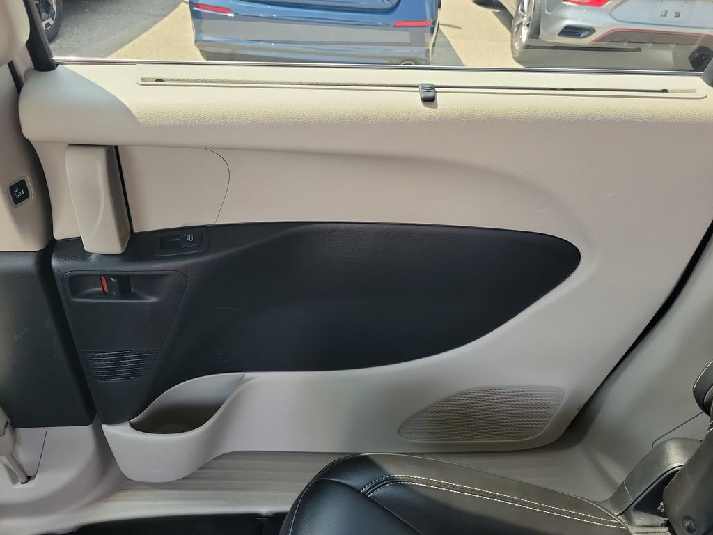Used 2023 Chrysler Pacifica Touring-L FWD image 15