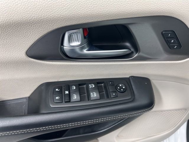 Used 2023 Chrysler Pacifica Touring-L FWD image 15